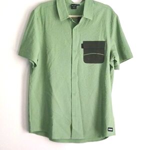 Oakley Men's Seersucker Casual Button Down S/S Shirt in Size L (NWT)